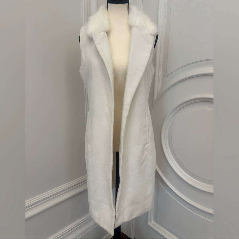 Chic Luxury Winter White Faux Fur Collar Sleeveless Vest (Small)